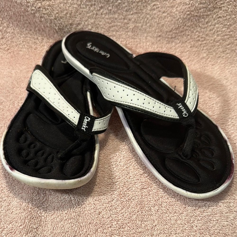 Women’s Cheeks Black and White Flip Flop Sandals size 7 10” length